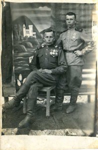 МЛ.СЕРЖАНТ И РЯДОВОЙ ПРОТИВОТАНКОВОЙ АРТИЛЛЕРИИ. ШЕВРОНЫ.