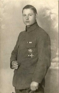 МОЛОДОЙ ЧЕЛОВЕК СО ЗНАКАМИ. 1920 ГОД.