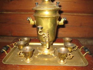 Маленький самовар,поднос и 6 чашек.