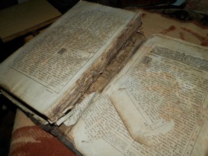 Огромная старинная книга
