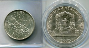 Пара серебренных монет.