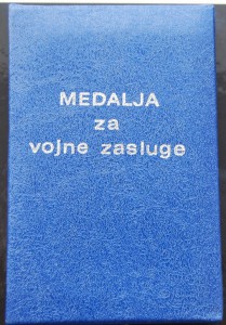 ЮГОСЛАВИЯ медаль За военные заслуги в родной коробке