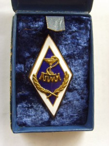 ЗНАК ЛЕНИНГР. ПЕДИАТРИЧЕСКОГО МЕД.ИНСТИТУТА В РОДН. КОРОБКЕ.