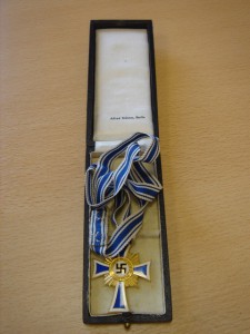 Крест немецкой матери в золоте