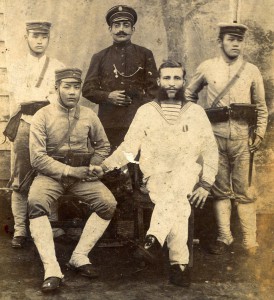 Пленный моряк среди японских солдат,русско-японская война