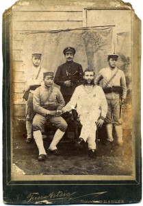 Пленный моряк среди японских солдат,русско-японская война