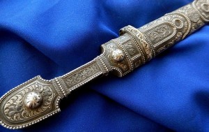 Кинжал в серебре