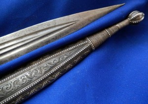 Кинжал в серебре