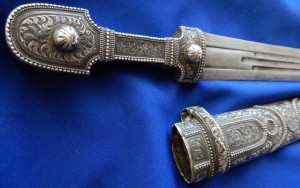 Кинжал в серебре