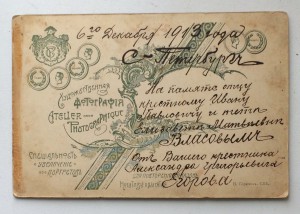 Военный за кабинетным столом восседает. Весь деловой такой