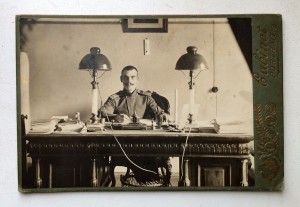 Военный за кабинетным столом восседает. Весь деловой такой