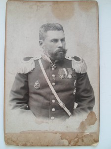Генерал медедик (?)  Ордена, знаки. Большое, красивое фото.