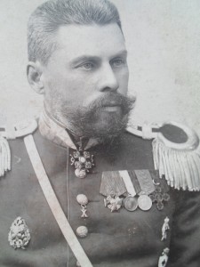 Генерал медедик (?)  Ордена, знаки. Большое, красивое фото.