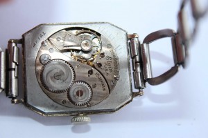 Часы на браслете ELGIN