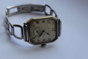 Часы на браслете ELGIN