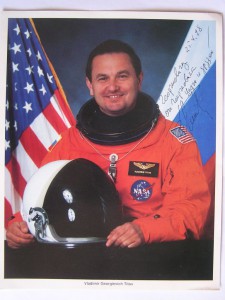 Два фото и автографы астронавтов и космонавта