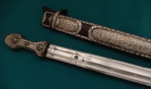 Кинжал в серебряной насечке