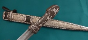 Кинжал в серебряной насечке