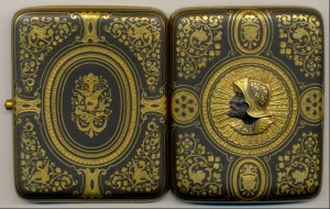Стальной портсигар с золотой инкрустацией, на античный мотив