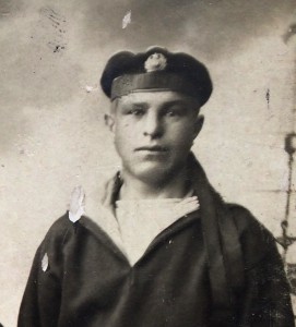 Довоенное, картонное фото "Три бравых моряка".