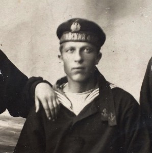 Довоенное, картонное фото "Три бравых моряка".