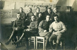 ГРУППА КУРСАНТОВ ШКОЛЫ ИНЖЕНЕРНЫХ ВОЙСК РККА. НАШИВКИ.