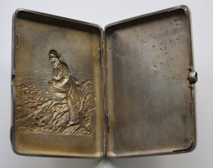 Портсигар 84   Наполеон думу думает