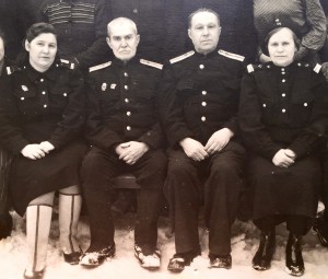 Большое, групповое фото с ударниками на груди. Желдор. мил.?