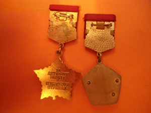 Пара знаков ЦК ВЛКСМ