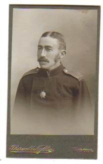 Фото Визитка Солдат со Знаком 1900-е гг. Выборг