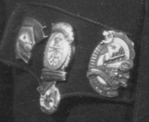 ПОЖИЛОЙ МУЖЧИНА СО ЗНАКАМИ. 1954 г.