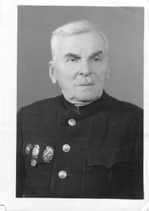 ПОЖИЛОЙ МУЖЧИНА СО ЗНАКАМИ. 1954 г.