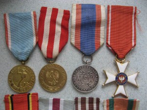 Много Польши , медали , кресты ,не дорого