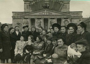 Группа сов. лётчиц-участников ВОВ у Б.Театра. Москва.1947 г.