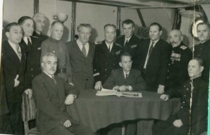 Группа быв.моряков кр. "АВРОРА",участников штурма Зимнего.