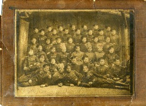 Большая групповая фото солдат с медалями и полковиками