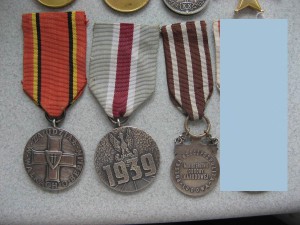 Много Польши , медали , кресты ,не дорого