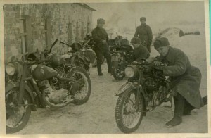 Лот (2 фото). Мотоциклы и автомобили,захваченные Сов.Армией.