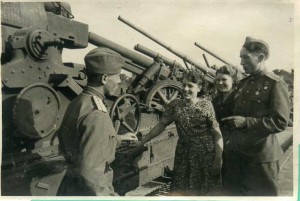 Выставка ТРОФЕЙНОГО ВООРУЖЕНИЯ. МОСКВА,1945 год. фото ТАСС.