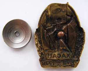 Хасан с документом на женщину