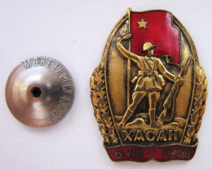 Хасан с документом на женщину