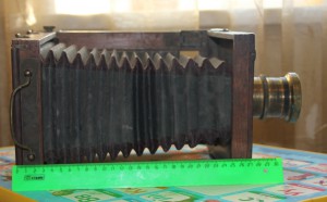 *Деревянный-гормошка фотоаппарат