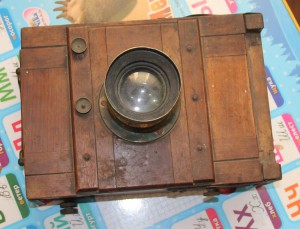 *Деревянный-гормошка фотоаппарат