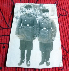 Двое в голифе, трое в шапках и лыжники