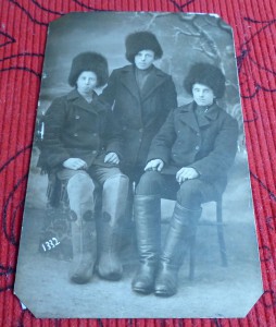 Двое в голифе, трое в шапках и лыжники