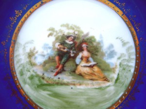 Две старинных тарелочки,любовные сюжеты,глазурь.