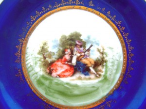 Две старинных тарелочки,любовные сюжеты,глазурь.