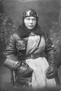 ЛЁТЧИК в кожанном пальто,крагах и шлеме. Нашивка.