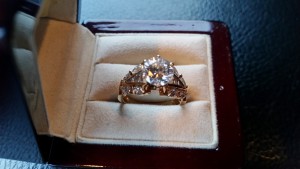 Кольцо с крупным бриллиантом в 2 карата!