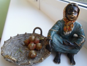 Негритянка с корзиной. Венская бронза.